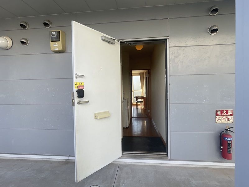 レオパレスフローラル 玄関