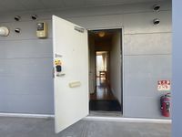 レオパレスフローラル 玄関