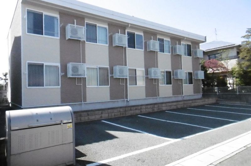 レオパレス白鷹 駐車場