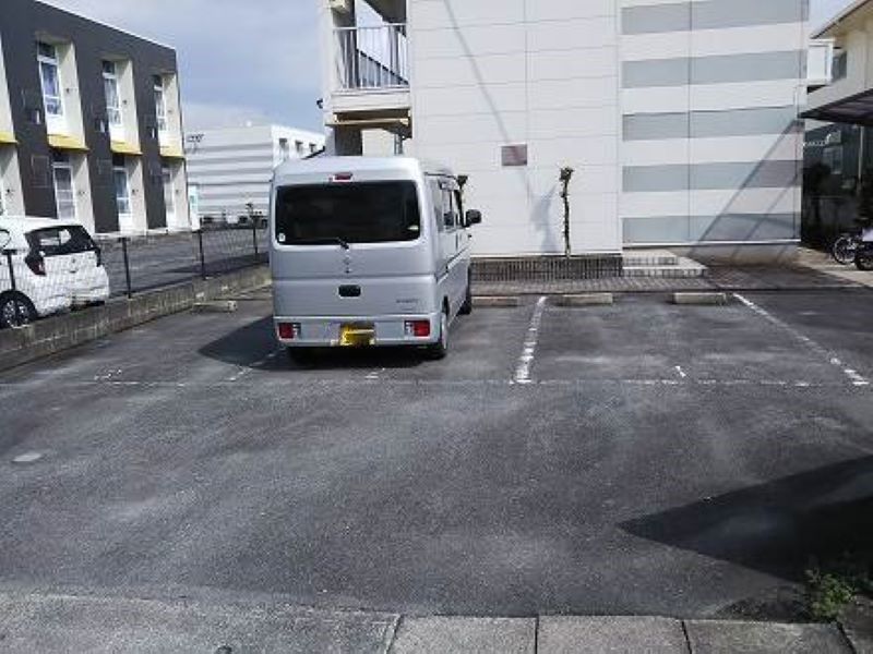 レオパレスヴィクトワール 駐車場