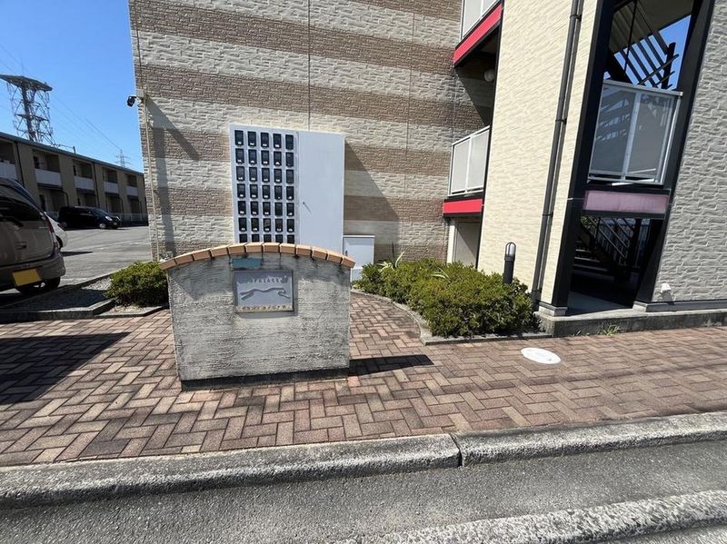 レオパレスグランドカメリアⅥ エントランス