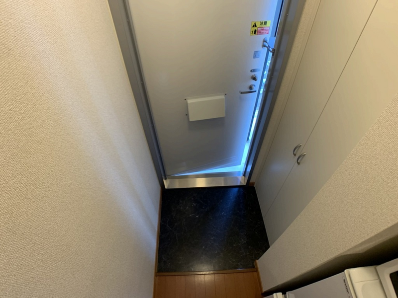 レオパレスひかり 玄関