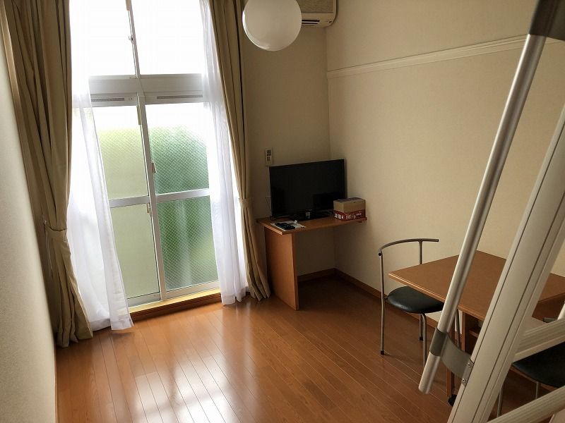 レオパレスラ　テラ 居間