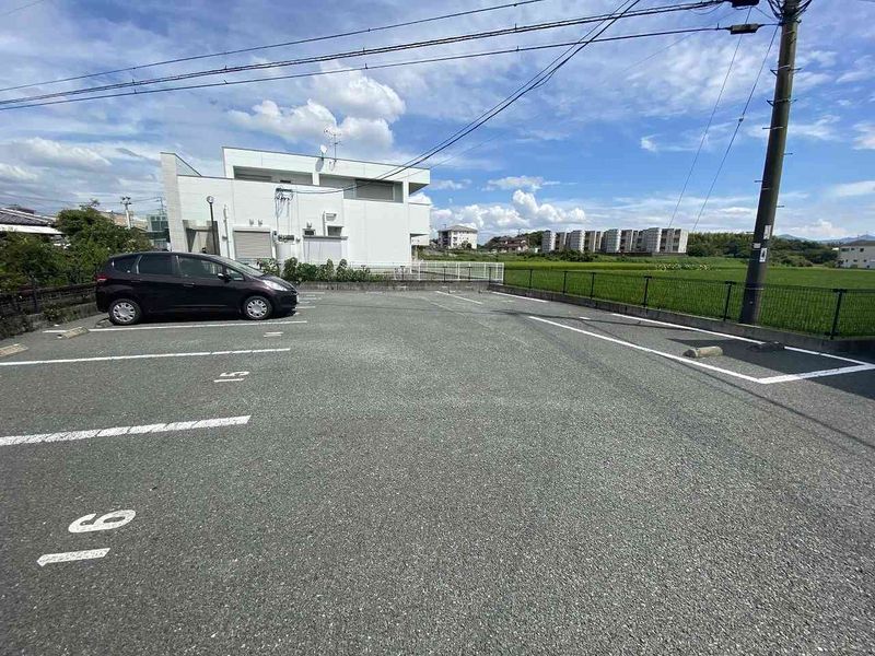 レオネクストアイリーブルー 駐車場
