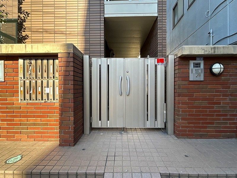 レオパレス熊野前 エントランス