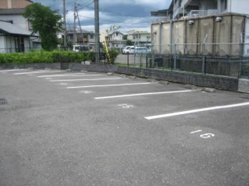 レオパレスグリーン・グラスＥ 駐車場