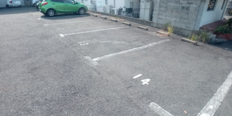 レオパレスフカサカ南 駐車場
