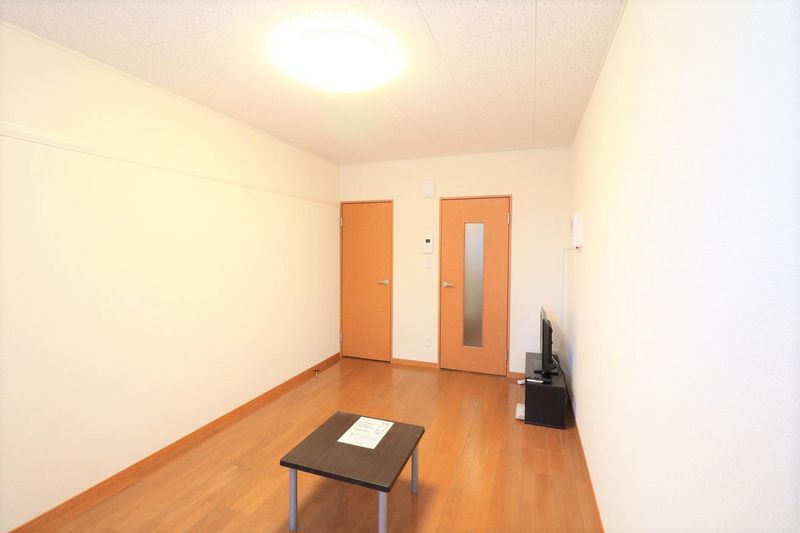 レオパレス山科御陵 居間