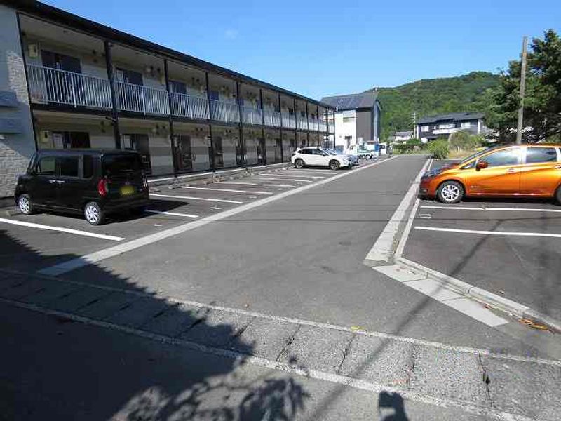 レオパレストゥクトゥク 駐車場