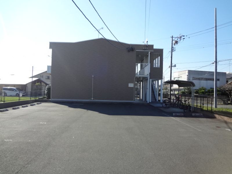 レオパレスこまつ 駐車場