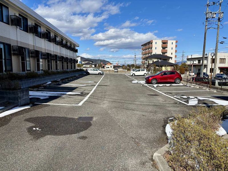 レオパレス久保 駐車場