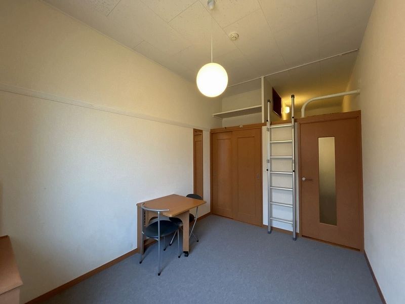 レオパレスクレール岸町 居間