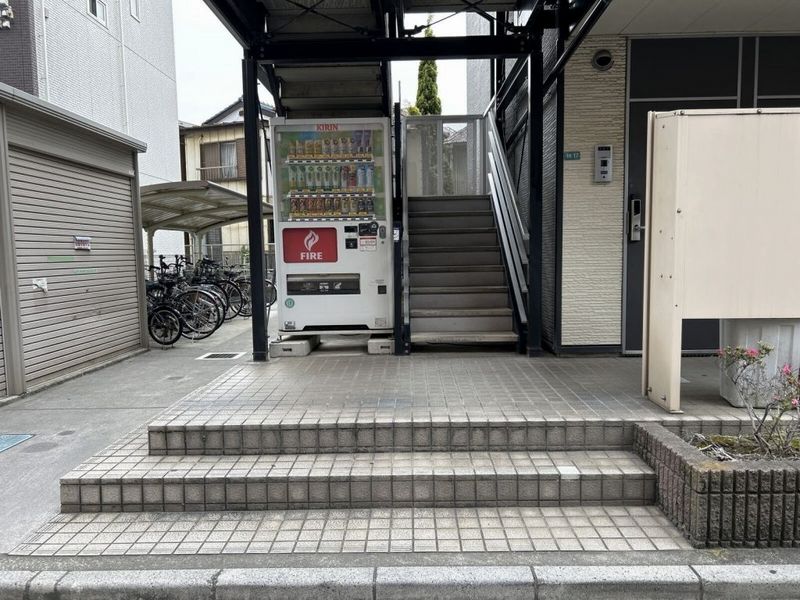レオパレスアピラ エントランス