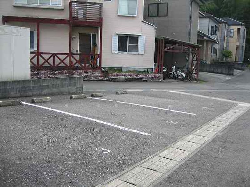 レオネクストスマイル横浜 駐車場