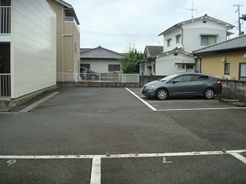 レオパレスＫａｗａｈａｒａｄａ 駐車場