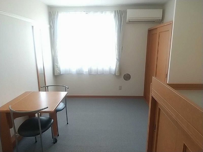 レオパレスグリーンオアシス 居間