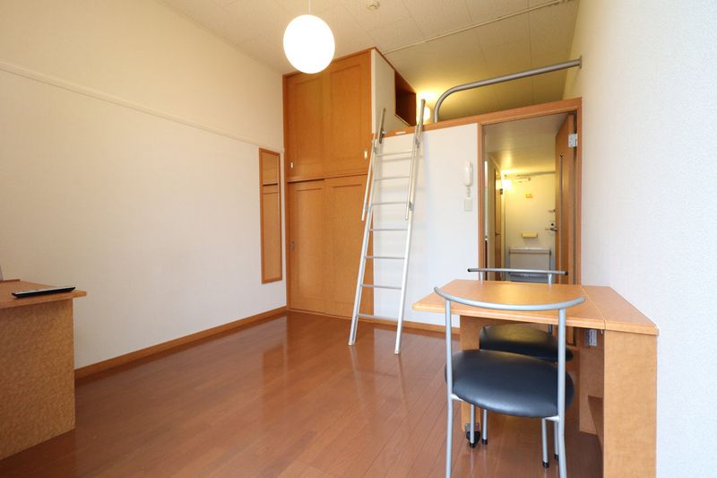 レオパレス八日市 居間