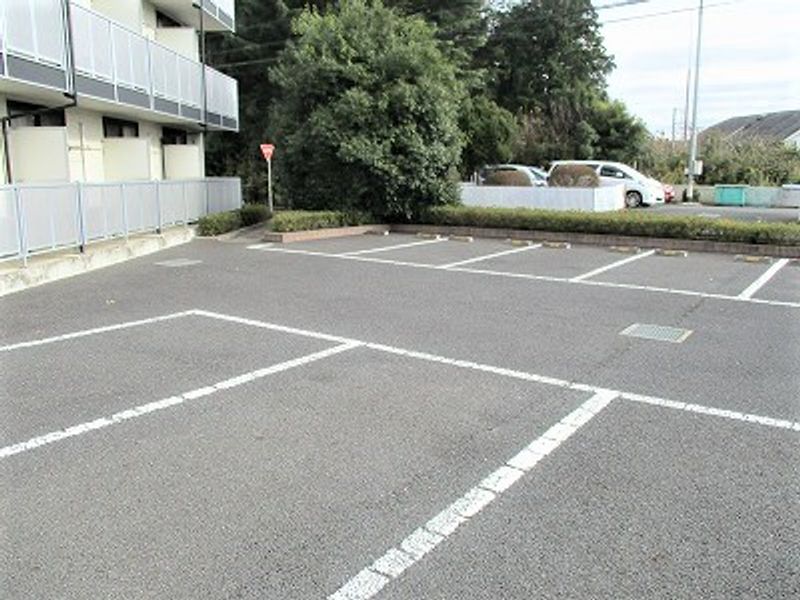 レオパレスプランタン 駐車場