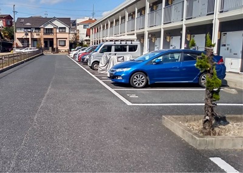 レオパレス巽ヶ丘 駐車場