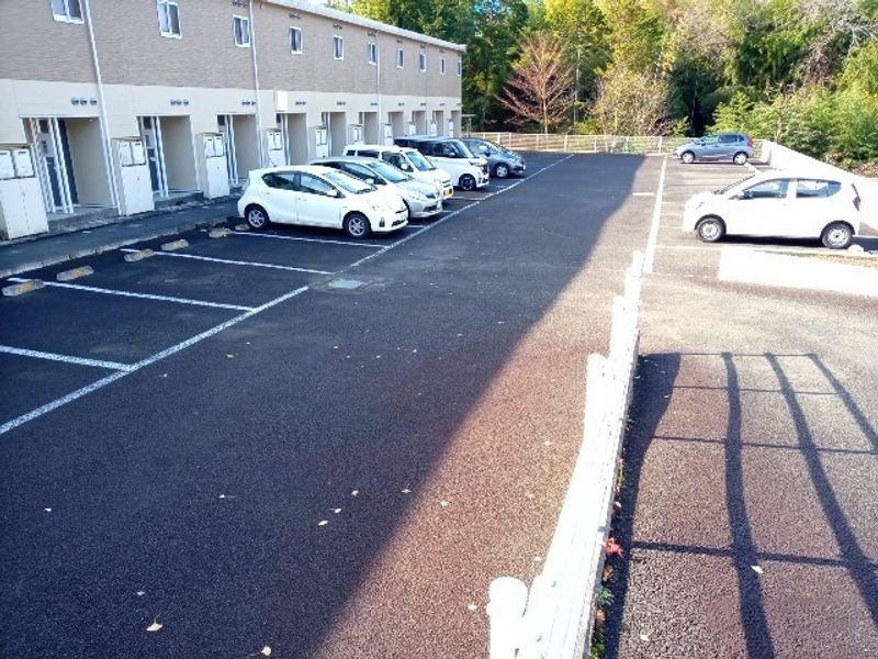 レオパレスガーデンフォレスト 駐車場