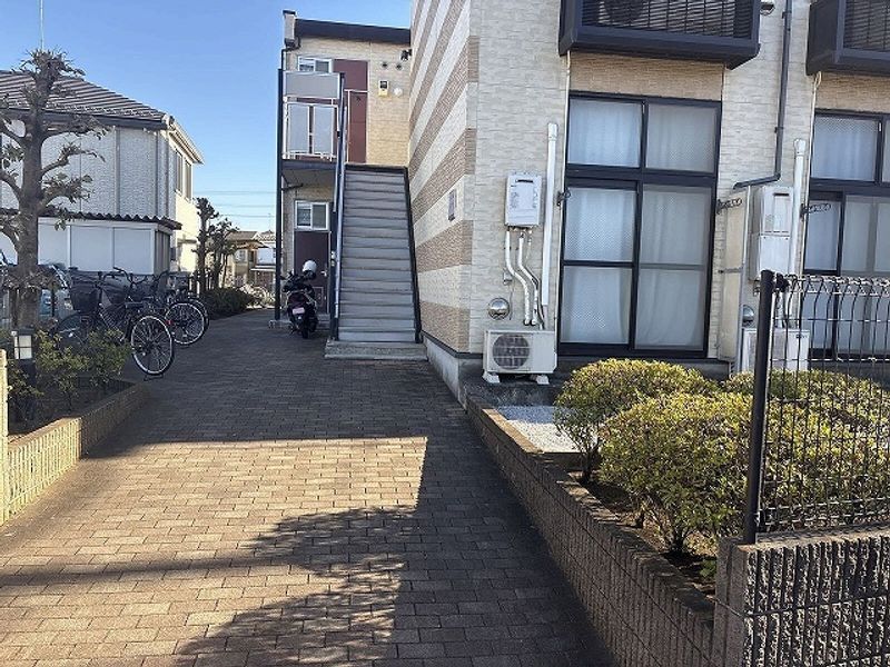 レオパレスアゼリア エントランス