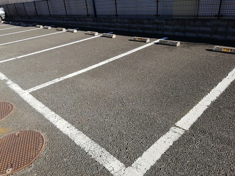 レオパレスグリュ 駐車場