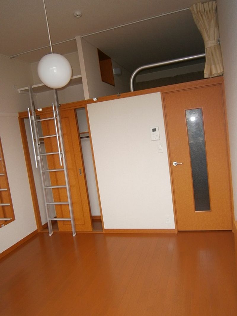 レオパレスカンパーナ 居間