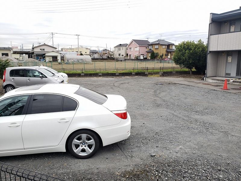 レオパレスリバーシティー 駐車場