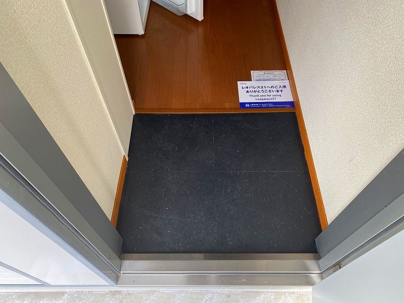 レオパレスシャイン 玄関