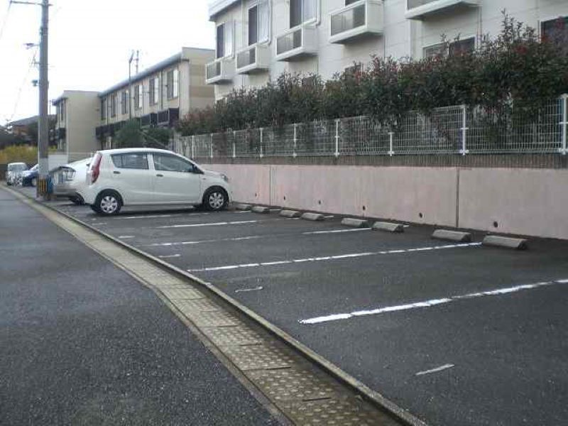 レオパレスマウンド 駐車場