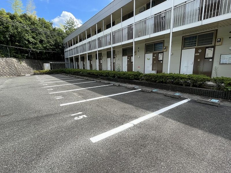 レオパレスロフォス 駐車場