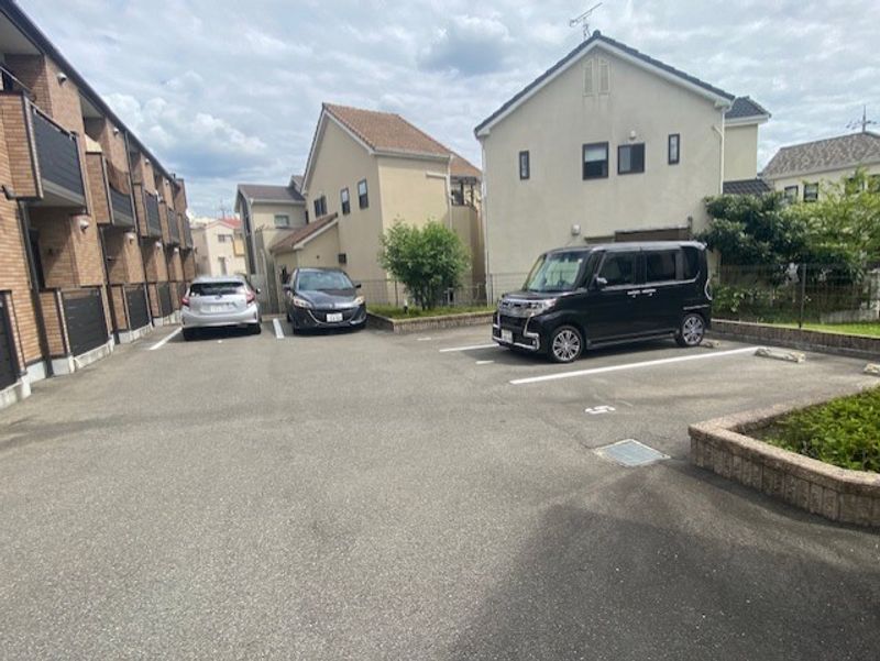 レオネクスト多田新田 駐車場