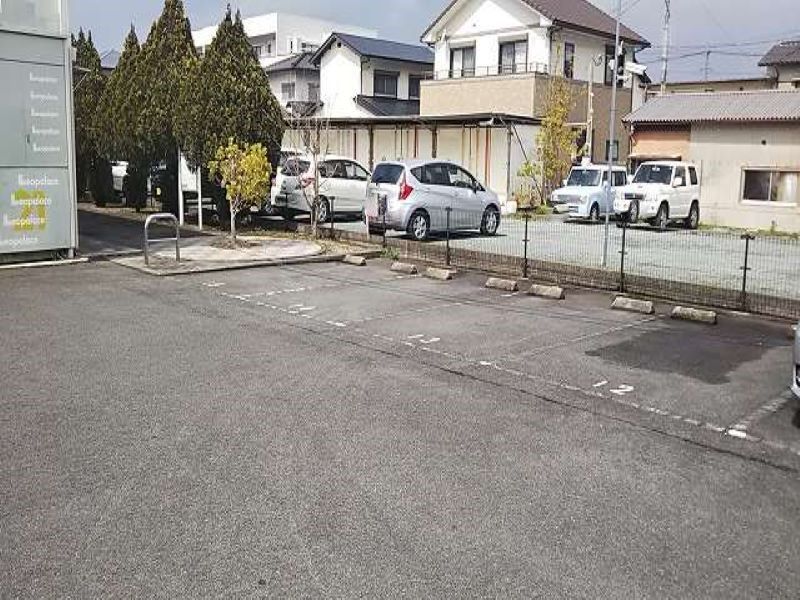 レオパレスひかり 駐車場