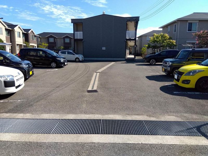 レオパレスグランプラージュ 駐車場