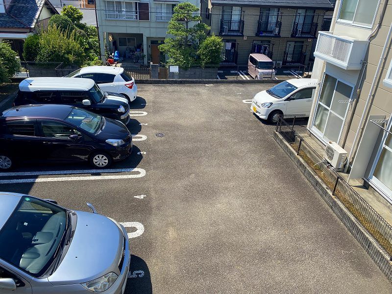 レオパレス草薙駅前西館 駐車場