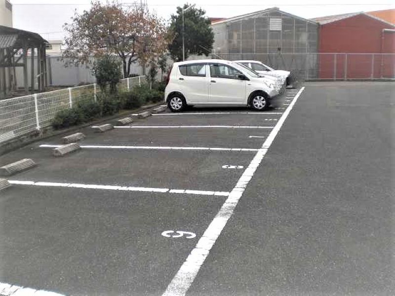 レオパレスハニーランド 駐車場