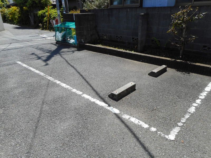 レオパレスミモザ 駐車場
