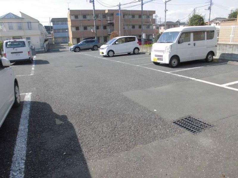 レオパレスフローラ 駐車場