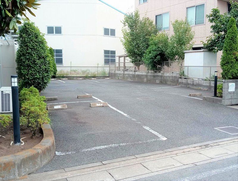 レオパレスリバーハイム三郷 駐車場