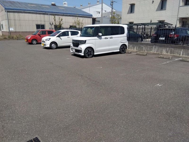 レオパレスメルピーチＳＵＺＵ 駐車場