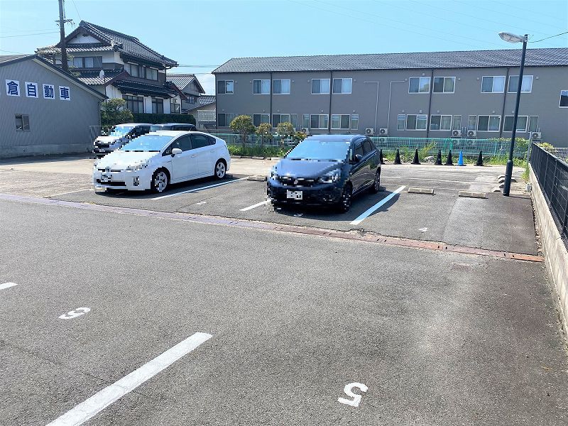 レオパレスシュエット 駐車場