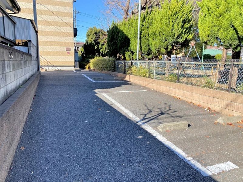 レオパレスシャルマン北越谷Ⅴ 駐車場