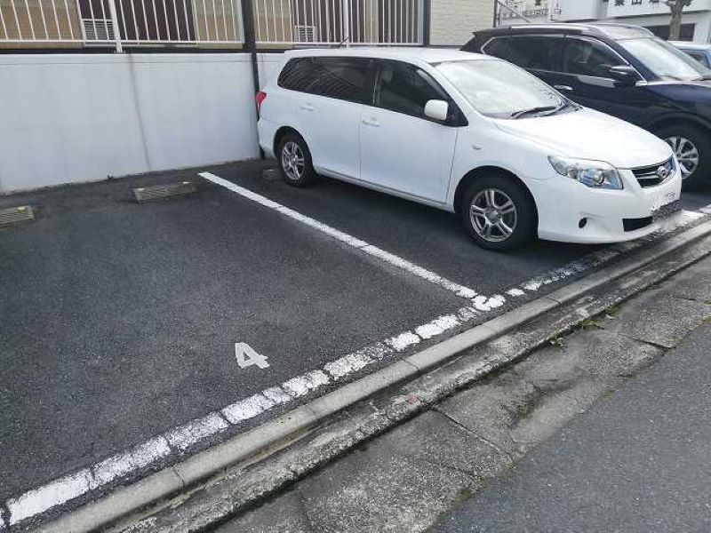 レオパレスほたる川 駐車場