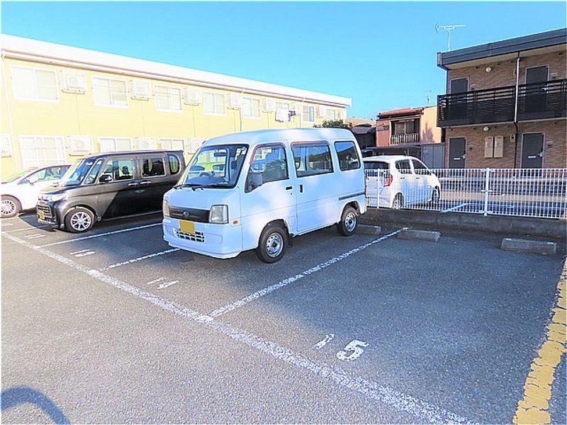 レオパレスフロイデン 駐車場