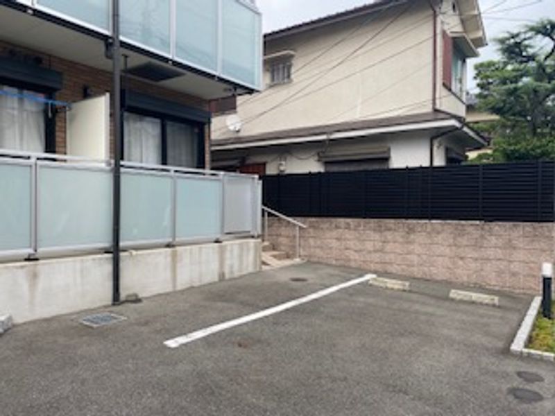 レオネクスト豊中岡町 駐車場