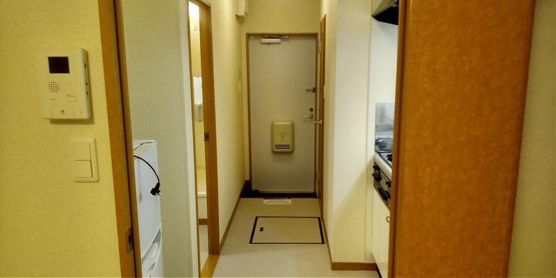 レオパレスサンシロイシ 玄関