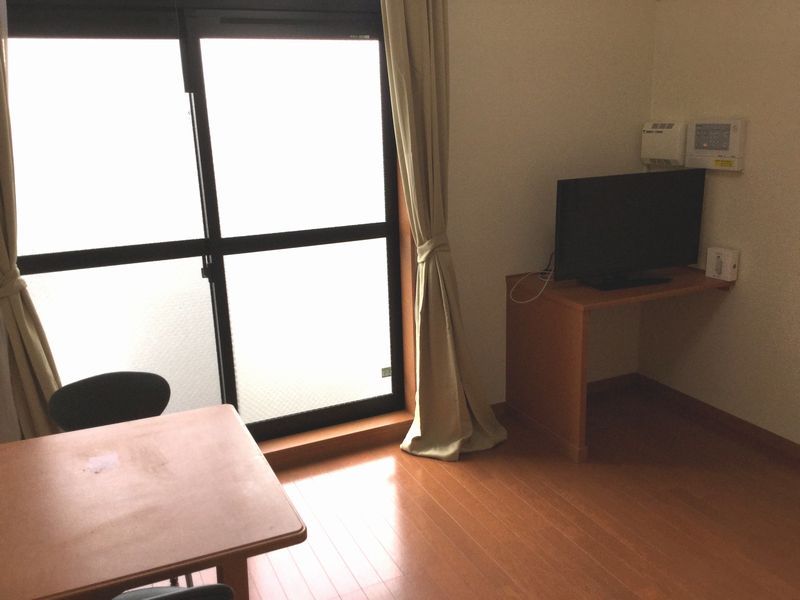 レオパレスピースフル 居間