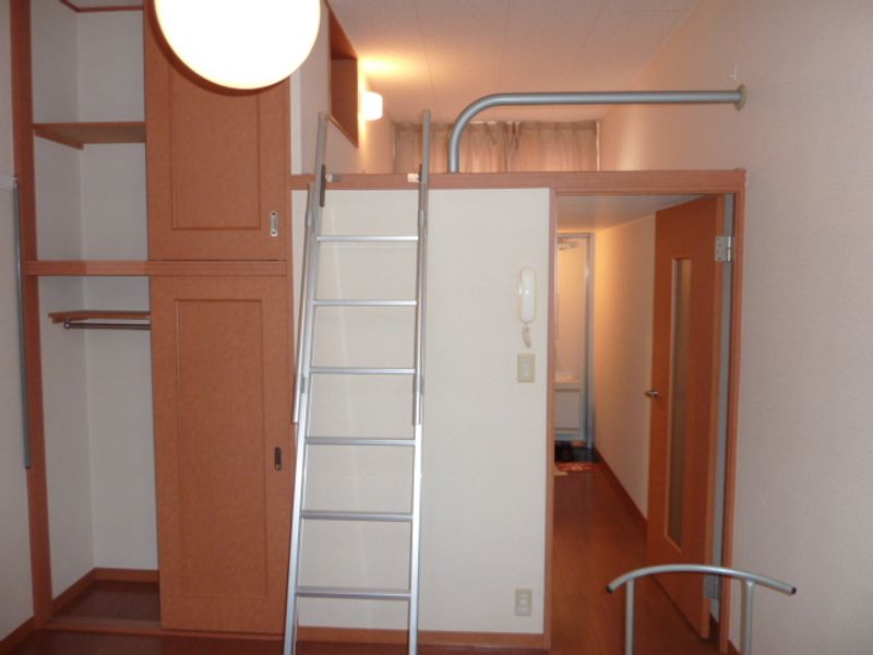 レオパレス若草 居間