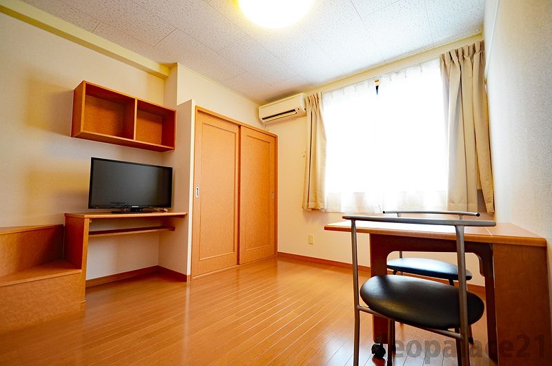 レオパレストレガッティ城山 居間
