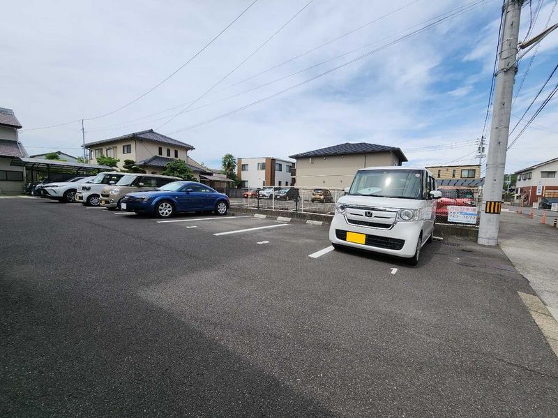 レオパレススカイ 駐車場